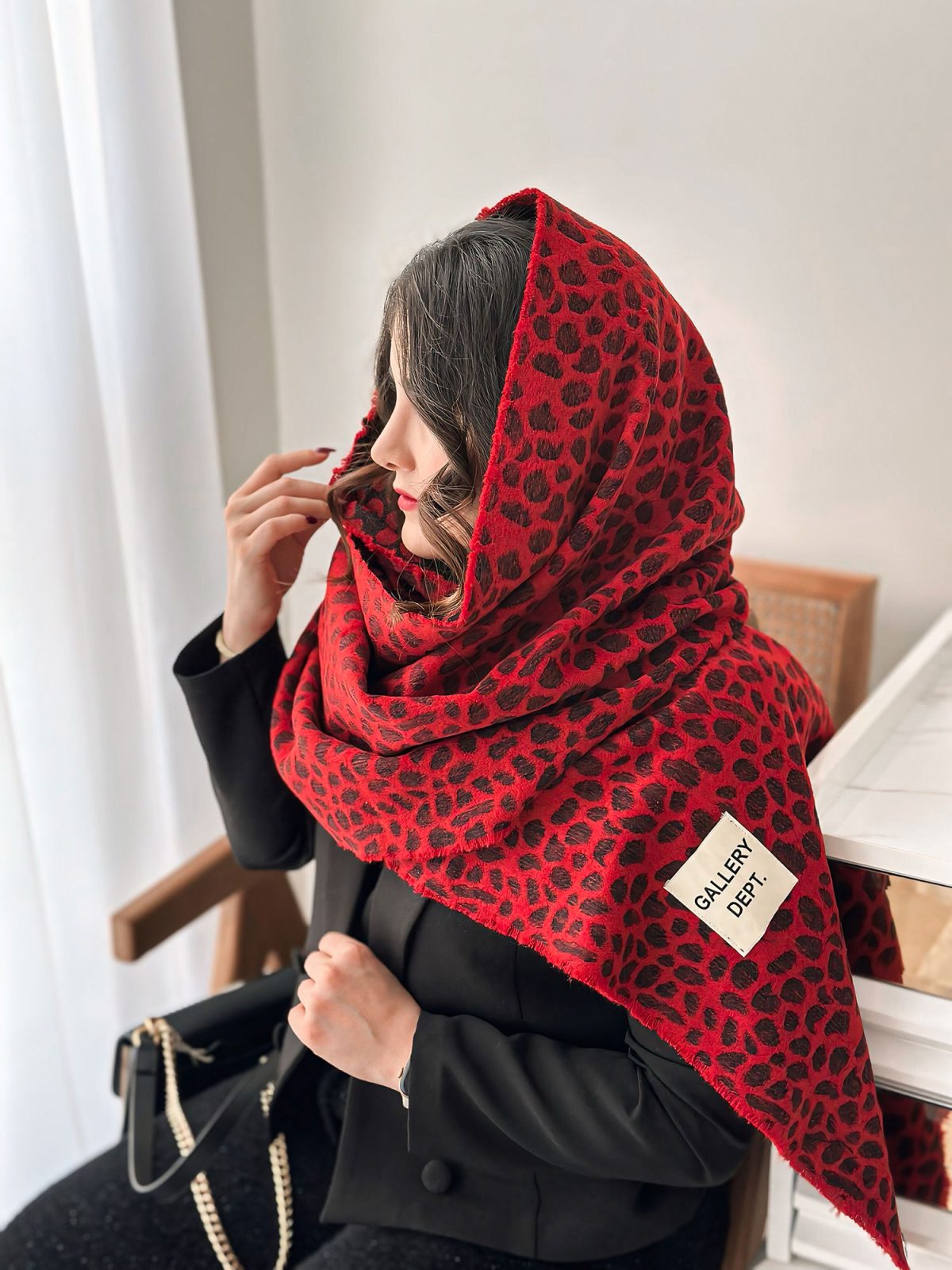 شال پلنگی قرمز و مشکی