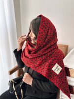 شال پلنگی قرمز و مشکی