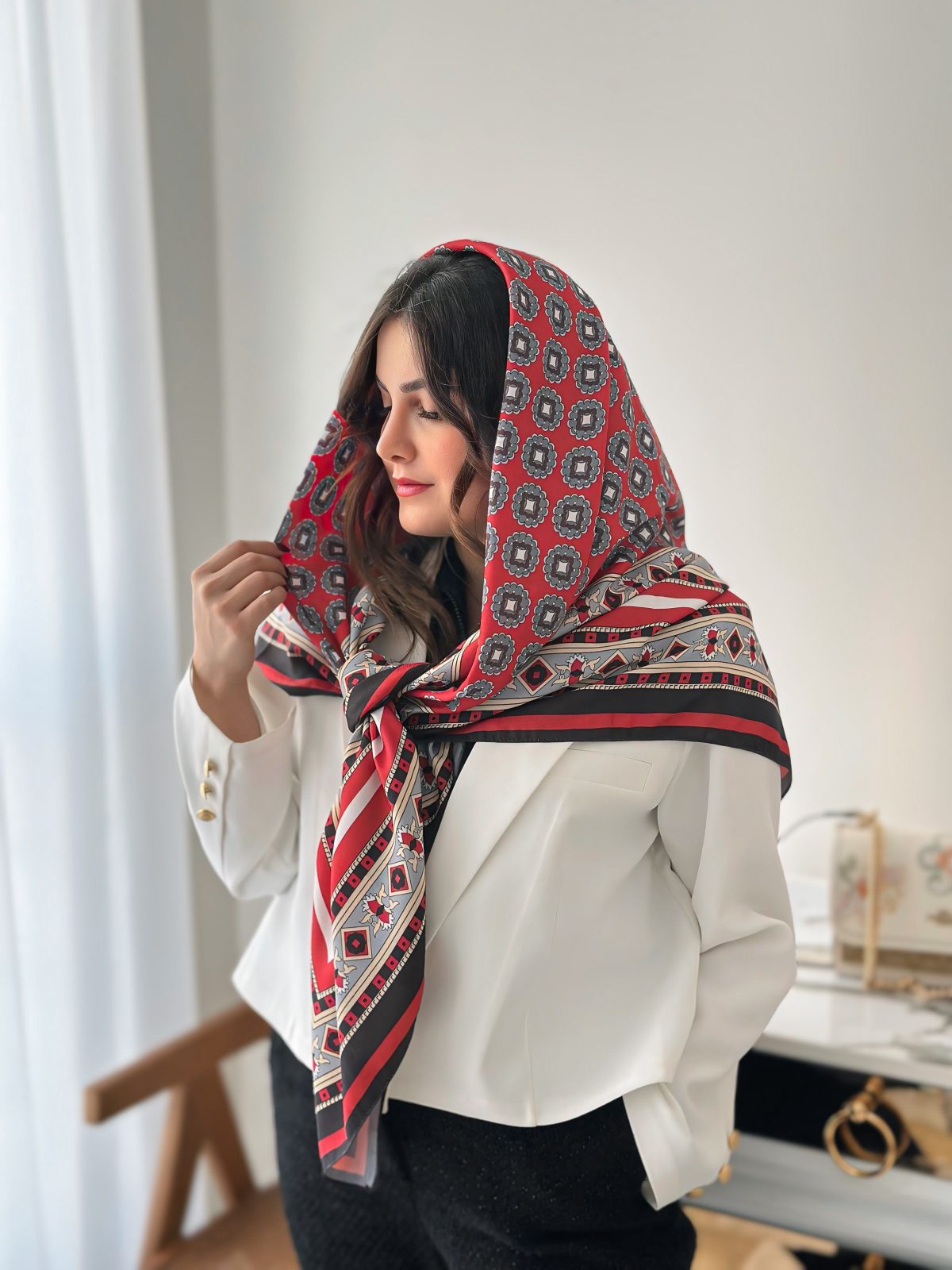 روسری نخی قرمز طرح قدیمی