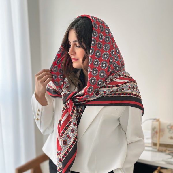 روسری نخی قرمز طرح قدیمی