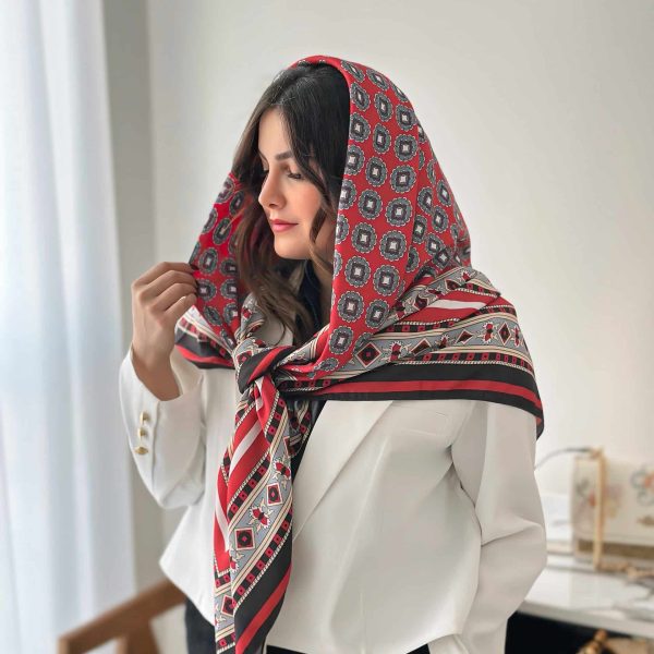 روسری نخی قرمز طرح قدیمی