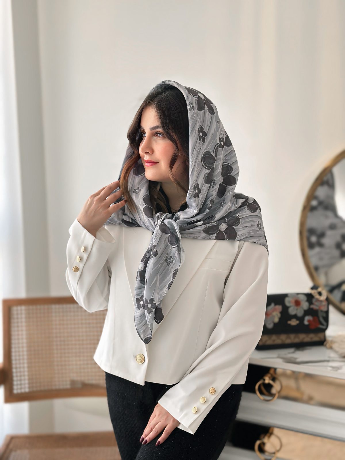 روسری نخی طرح گل طوسی