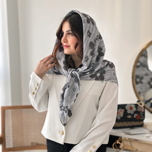 روسری نخی طرح گل طوسی
