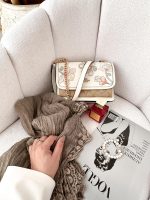 شال نخی لب گلدوزی
