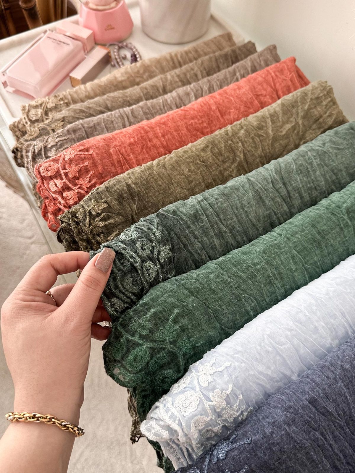 شال نخی لب گلدوزی