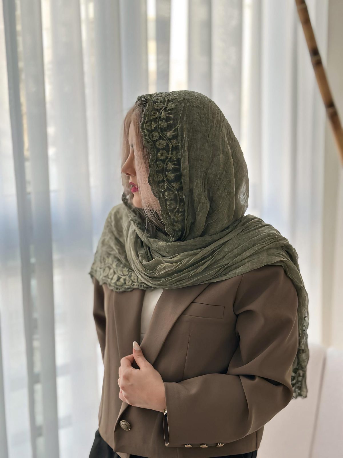 شال نخی لب گلدوزی