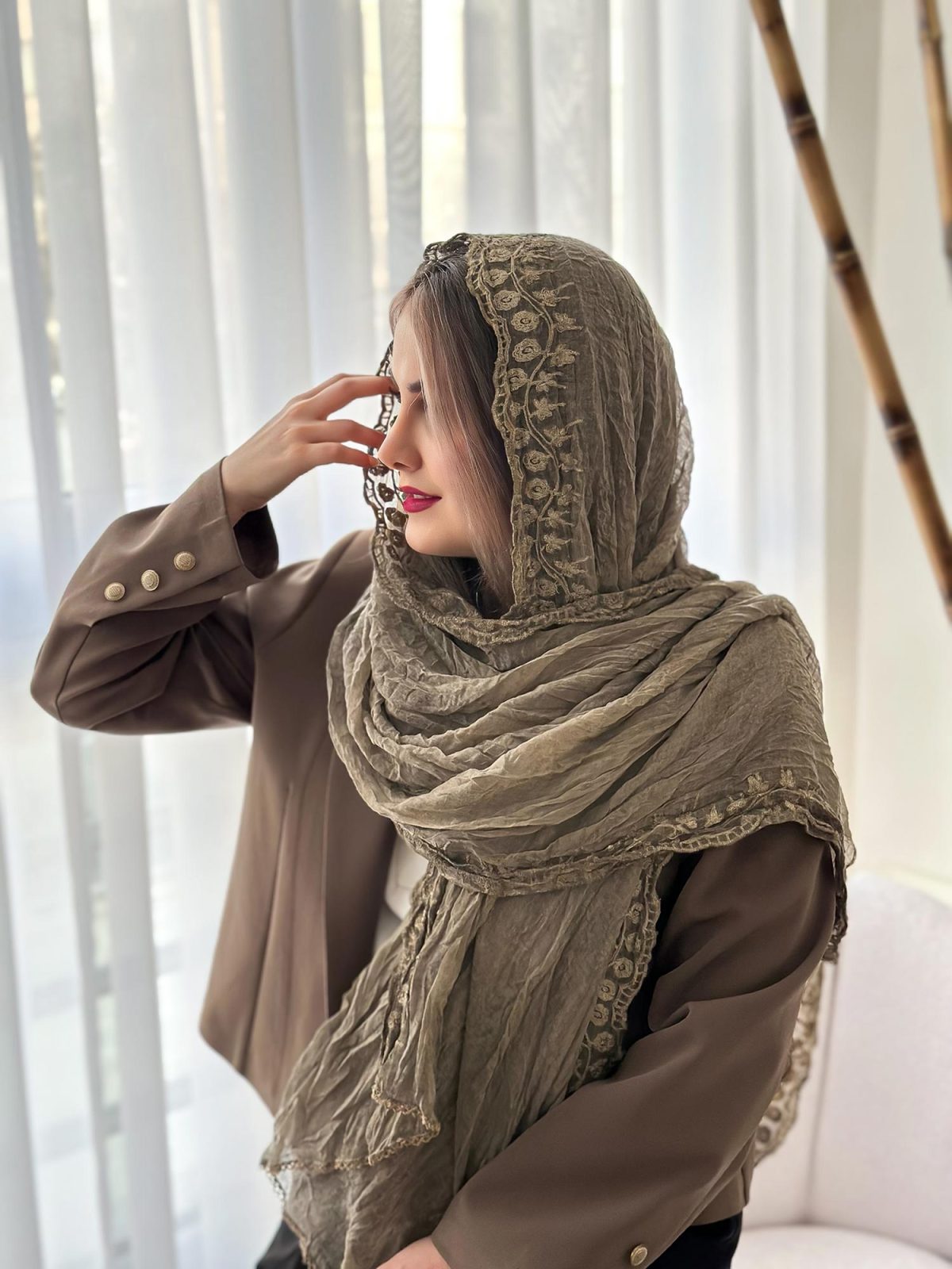 شال نخی لب گلدوزی