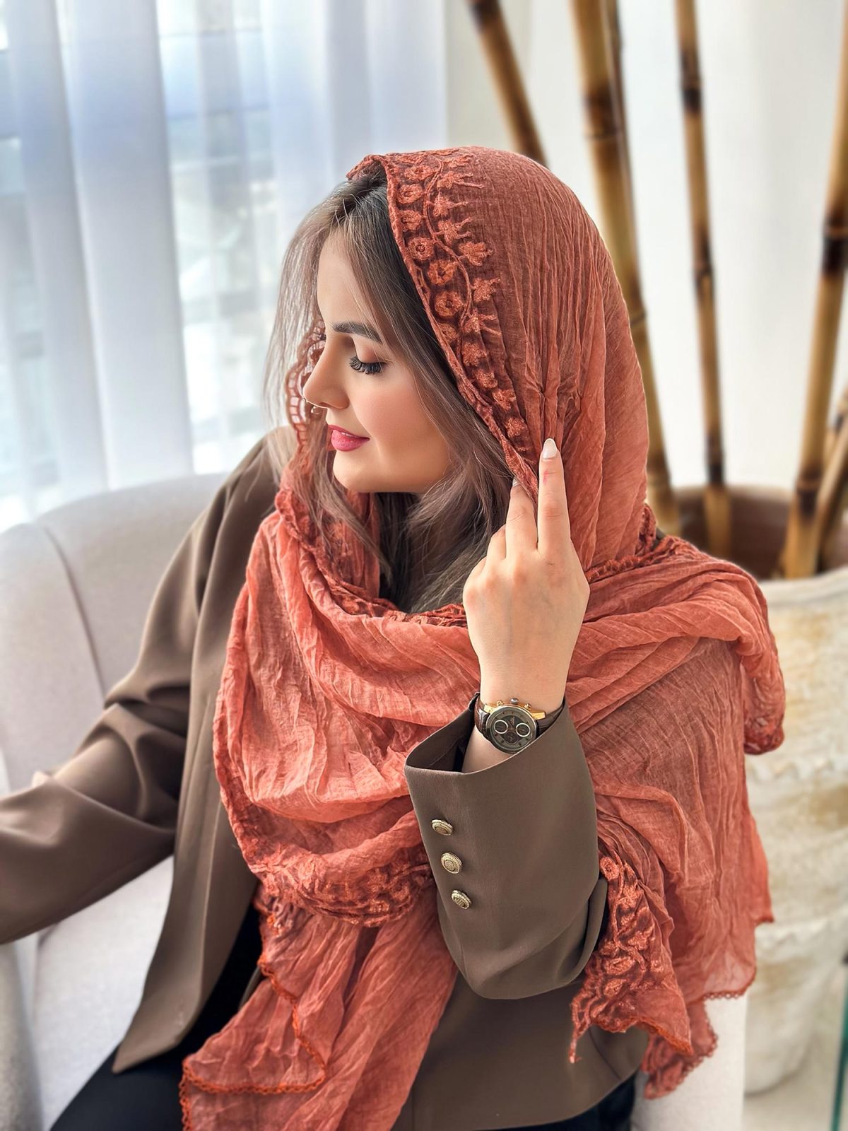 شال نخی لب گلدوزی