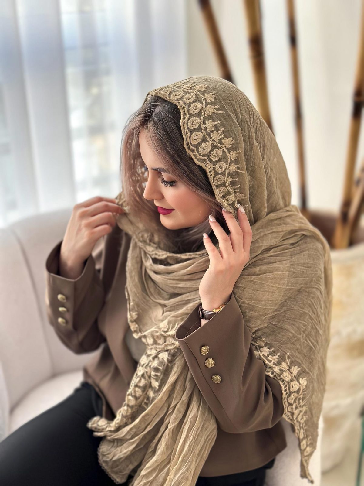 شال نخی لب گلدوزی